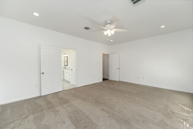 Building Photo - Space, Style & Convenience in Houston