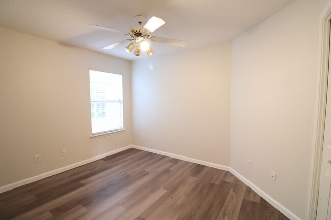 Building Photo - 3 bed 2 bath home in a quiet neighborhood