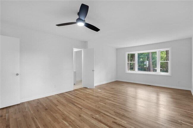 Building Photo - 2397 Sunset Dr NE