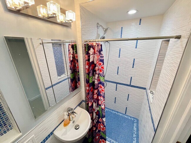 Building Photo - 1914B Radcliff Ave