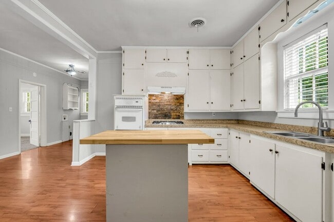 Building Photo - Renovated 3 Bedroom 2 Bath Home for Rent!