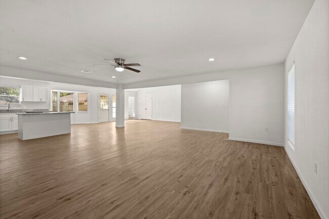 Building Photo - 914 Grand Oaks Dr