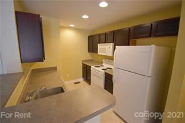 Building Photo - 620 Raphael Place