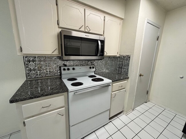 Building Photo - 1-bed, 1-bath apartment with washer and dryer provided