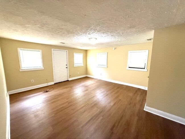 Building Photo - ** 3 bed 1 bath located in Highland Gardens ** Call 334-366-9198 to schedule a self showing