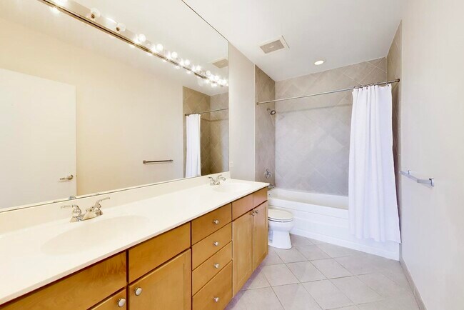 Building Photo - 720 N Larrabee St