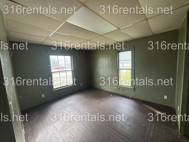 Building Photo - $900- 4 bed 1 bath - Single Family Home