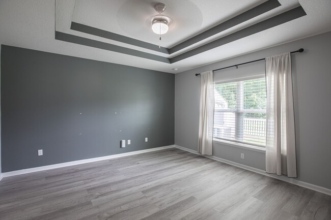 Building Photo - Stunning home in desirable neighborhood !
