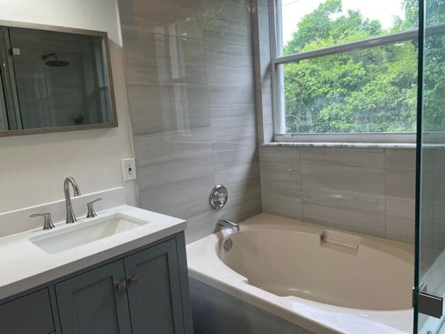 Building Photo - 5076 SW 38th Way