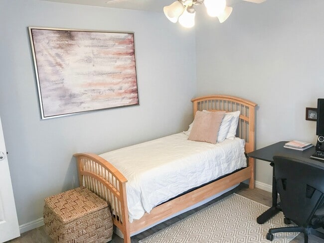 Building Photo - 3 bedroom, 2 bath townhome, end unit, grea...