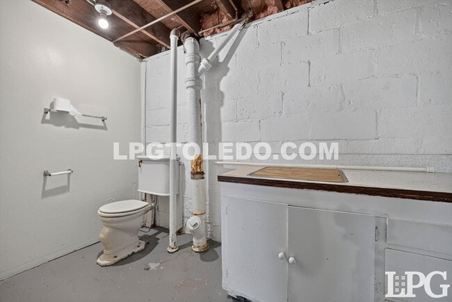 Building Photo - 3822 Lockwood Ave