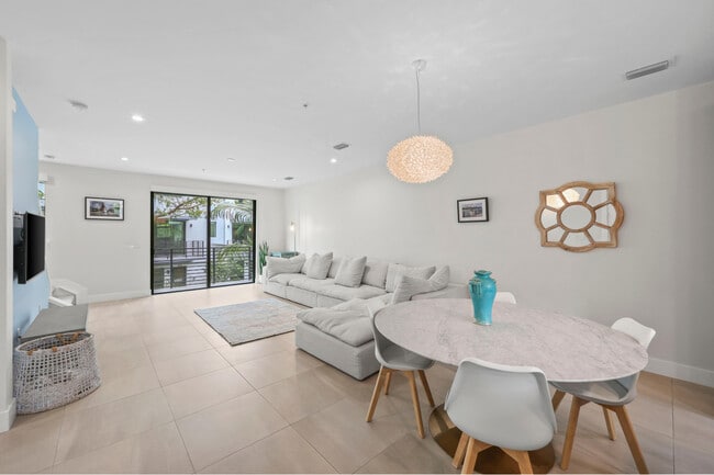 Building Photo - 625 NE 22nd Dr