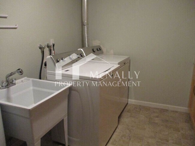 Building Photo - Spacious 3 Bedroom, 2.75 Bathroom Condo in Gig Harbor