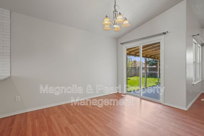 Building Photo - 979 Peregrine Dr