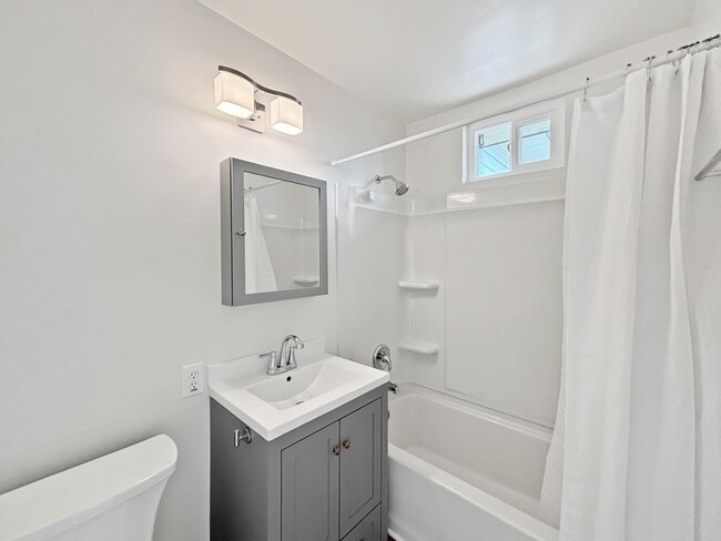 Building Photo - Charming 3BD/2BA House in Clairemont w/ W/...