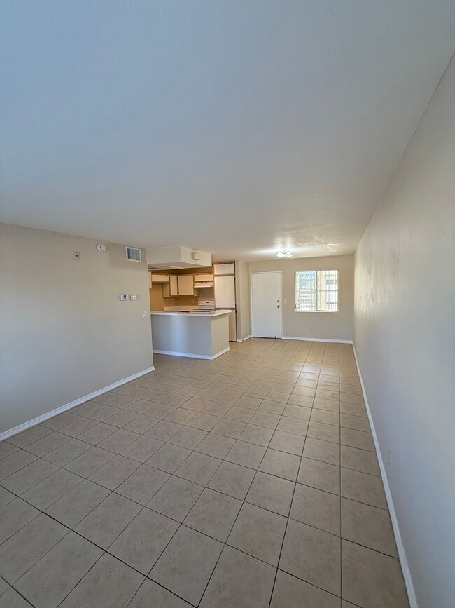 Building Photo - Front Gated 1 Bedroom Condo with AC, Dishw...