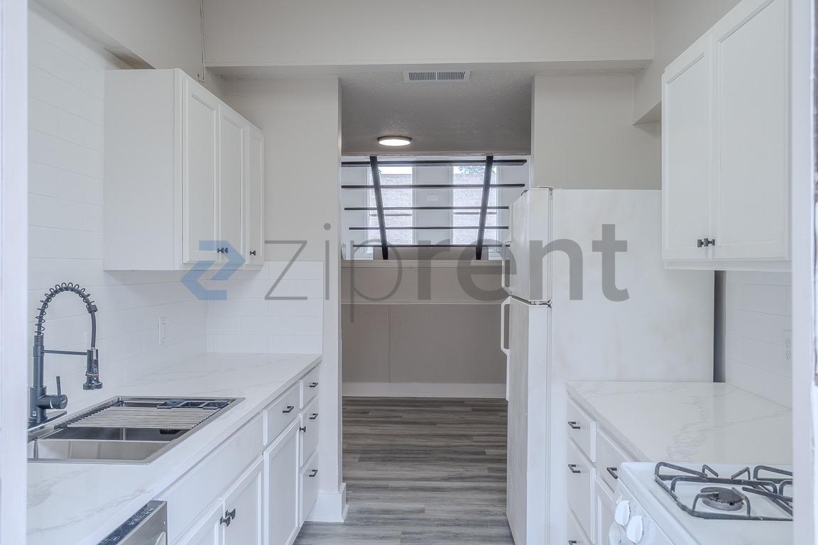 Building Photo - 19 Lakeway St