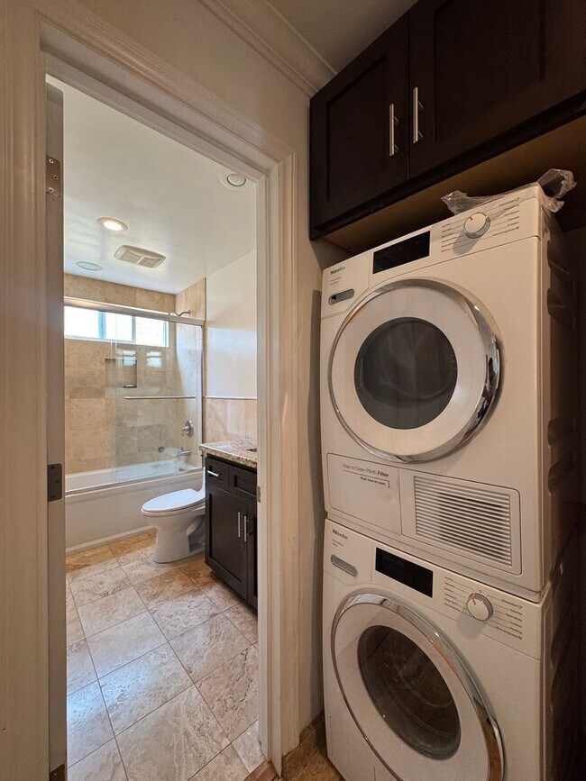 Building Photo - Beautiful 3 Bedroom, 2 Bathroom Home in Prime Santa Monica Location