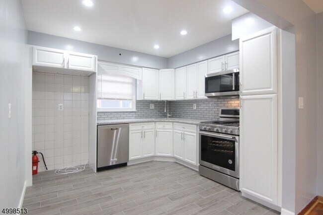 Building Photo - 43 Bleecker St