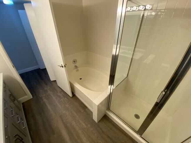 Building Photo - Modern 1/1 Condo with Balcony in Green Val...
