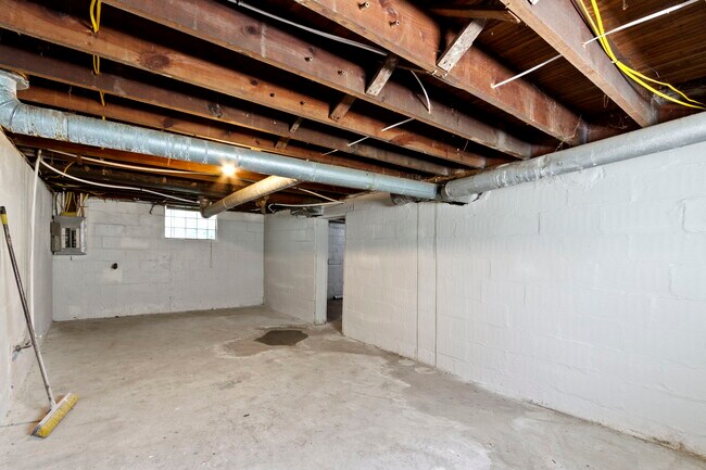 Building Photo - 1537 E Legrande Ave