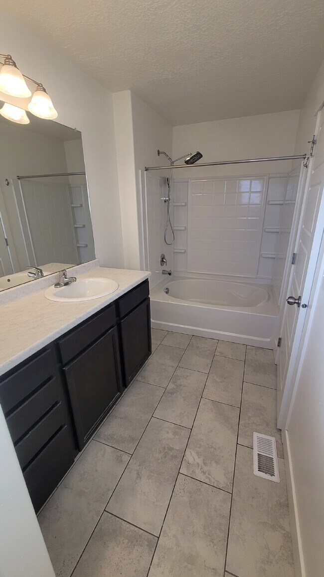 Building Photo - 3 bed 2.5 bath home for Rent. Pet Friendly!