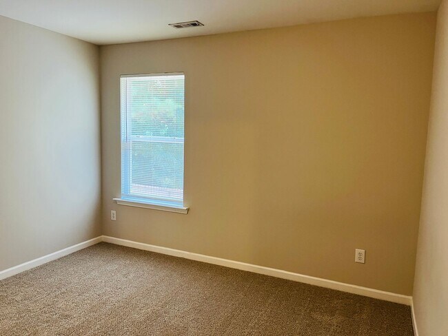 Building Photo - Prime location, lots of extra sqft, fenced...