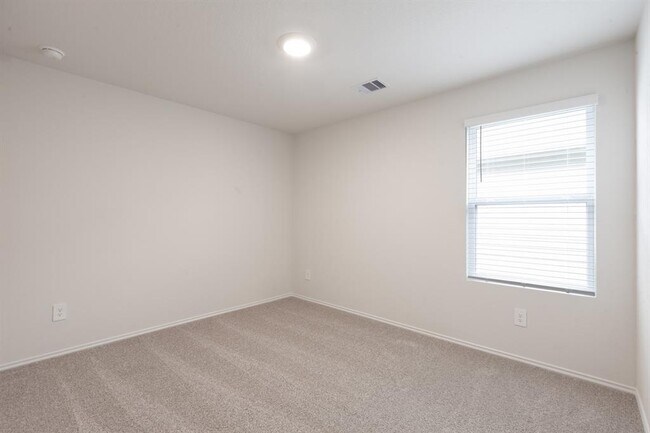 Building Photo - 128 Granary Dr