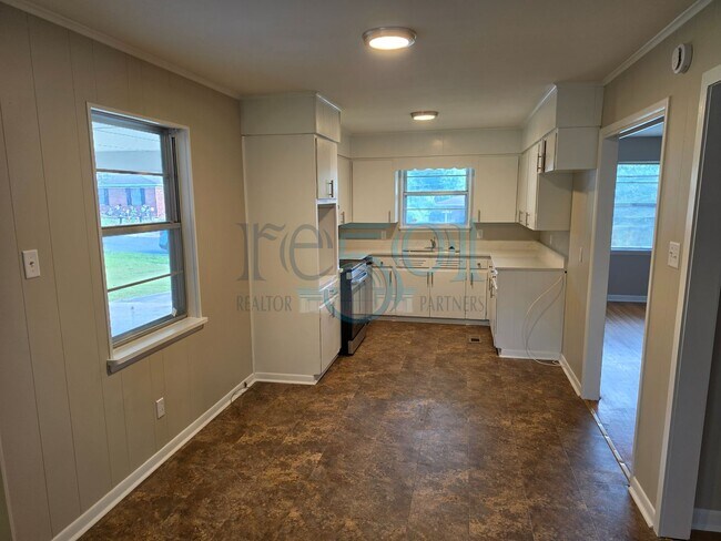 Building Photo - 6601 Blue Bird Dr