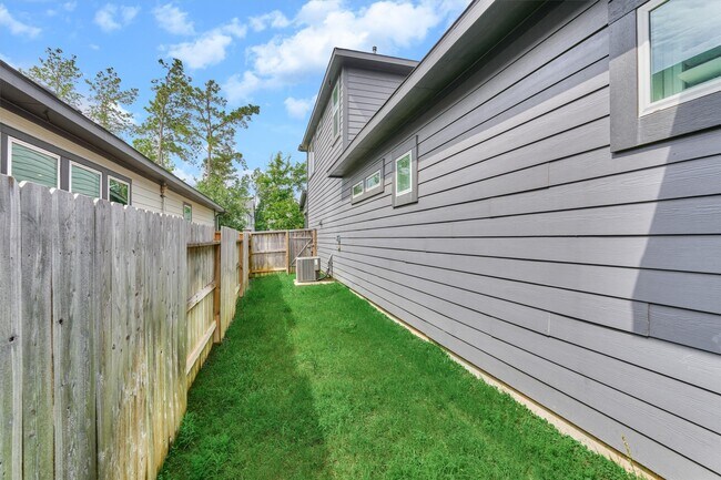 Building Photo - 222 Thistle Dr