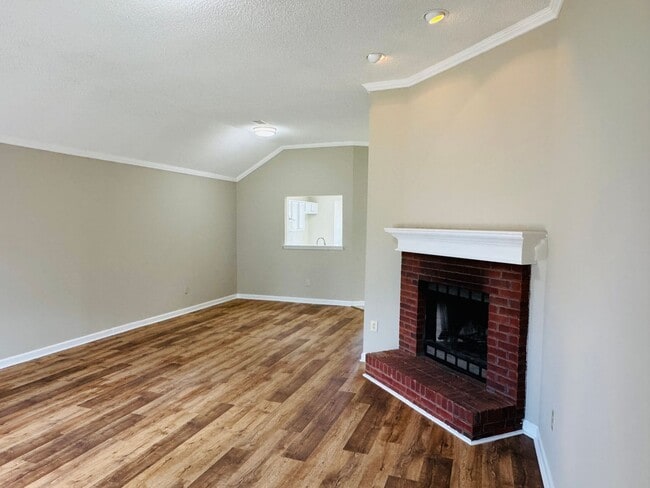 Building Photo - Charming 3-Bedroom Home on a Spacious Corn...