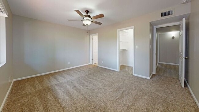 Building Photo - 3 bedroom 2 bath home situated on the Golf Course!