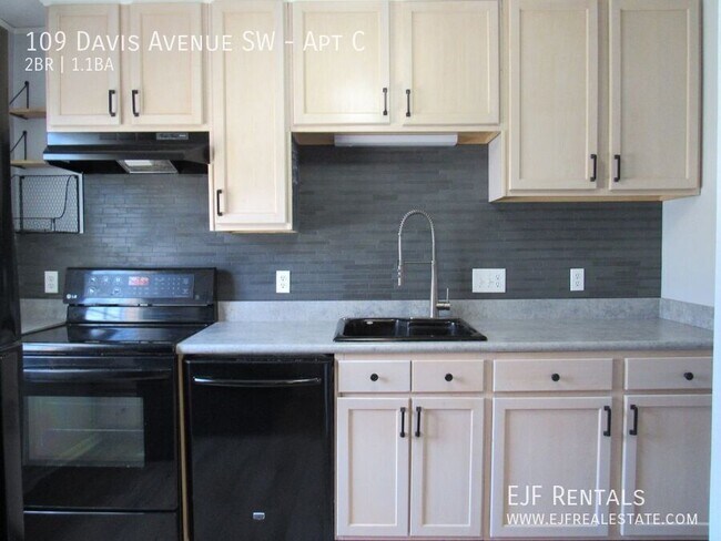 Building Photo - 109 Davis Ave SW