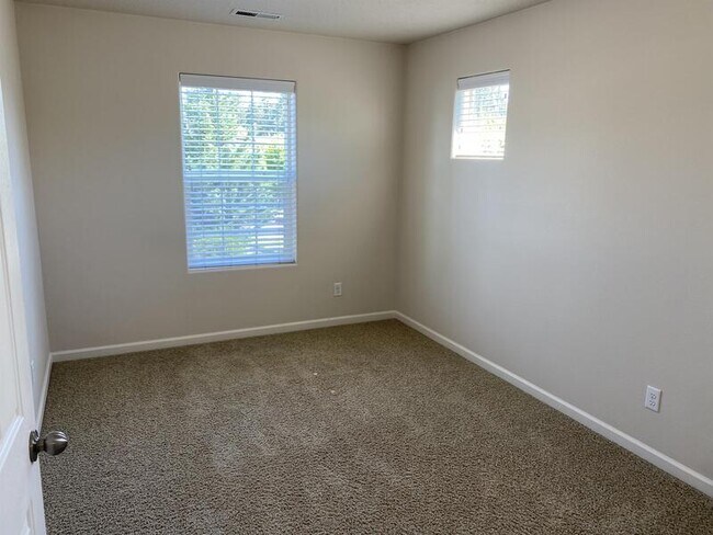 Building Photo - 3395 SE Meadowview Way