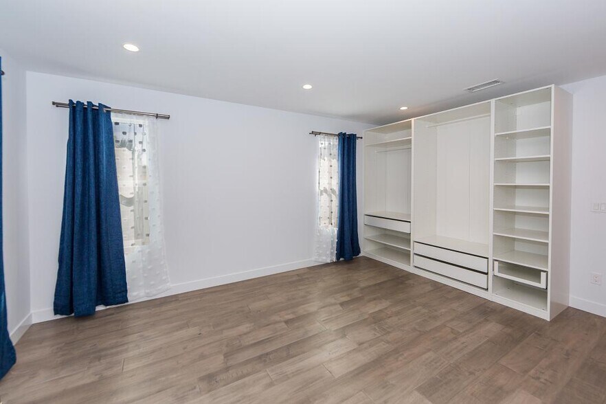 Building Photo - 6850 Encino Ave
