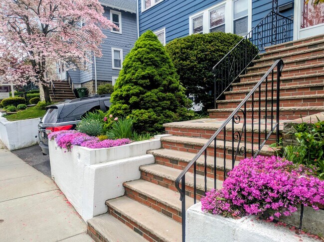 Building Photo - 62 Edgecliff Rd