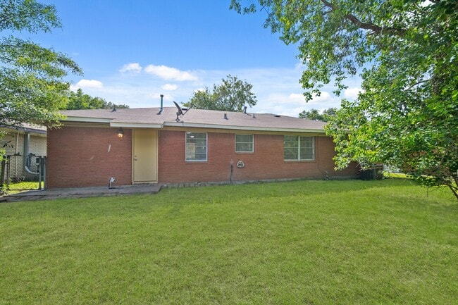 Building Photo - 2206 Hickory Ln