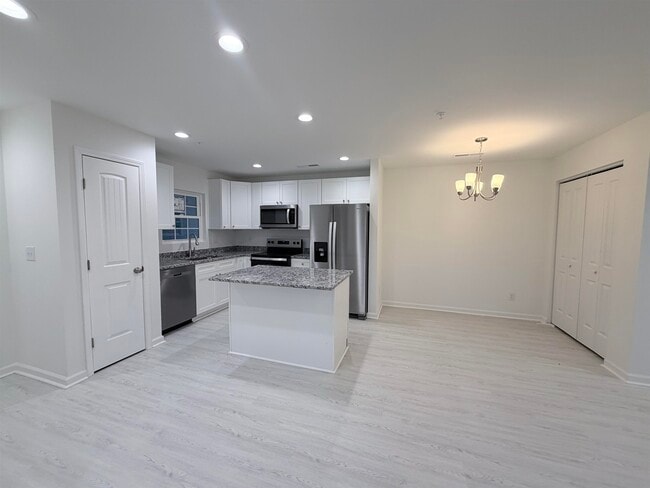 Building Photo - 179 Charter Dr