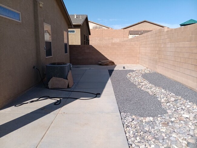 Building Photo - Spacious 4-bedroom, 2-bathroom home! Showi...
