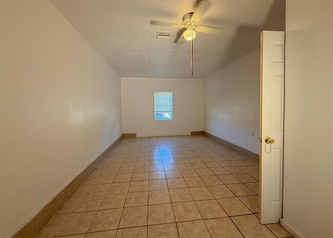 Building Photo - 242 Windsor Way