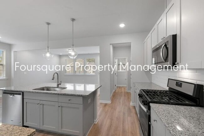 Building Photo - Bright 3-Bed 2.5-Bath End-Unit Townhome with Washer/ Dryer, Granite Kitchen & 2-Car Garage.Conven...