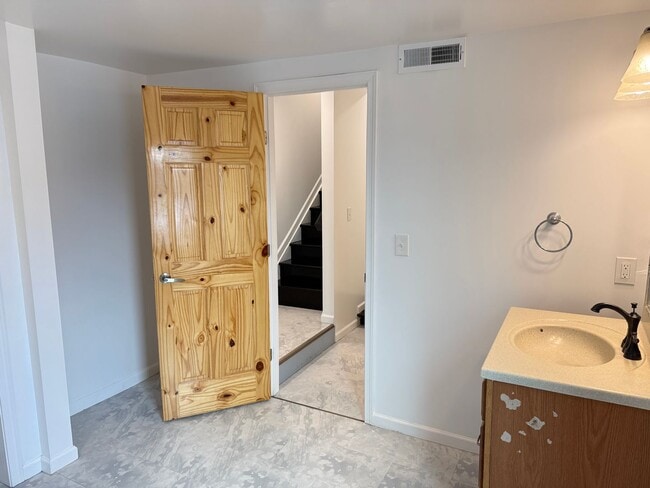 Building Photo - ACCEPTING SECTION 8 - Spacious 3 Bedroom 2 Bathroom Home in Columbia!