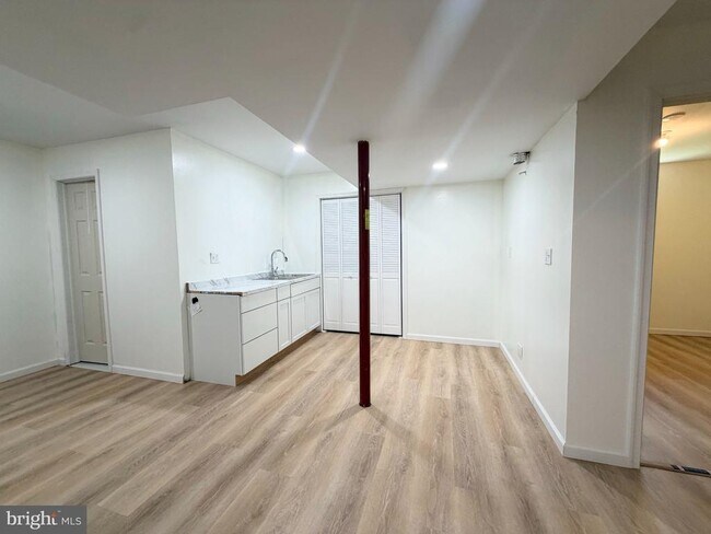 Building Photo - 10 S Meadow Ct