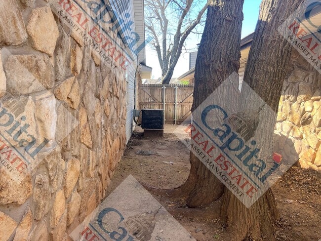 Building Photo - Charming 3 Bedroom