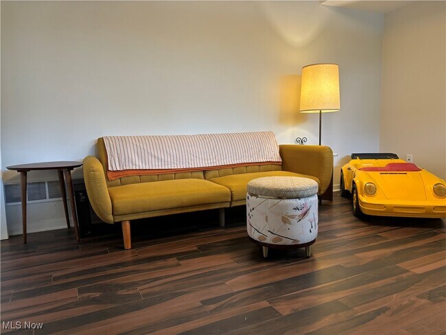 Building Photo - 1901 E 119th St