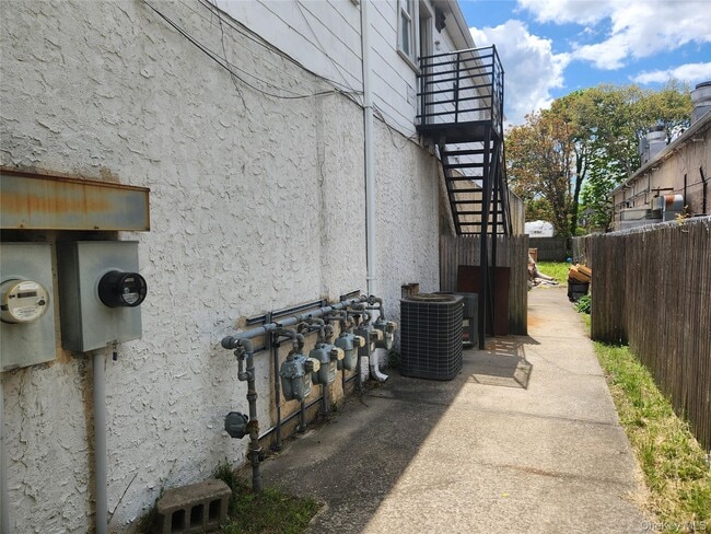 Building Photo - 776 Montauk Hwy