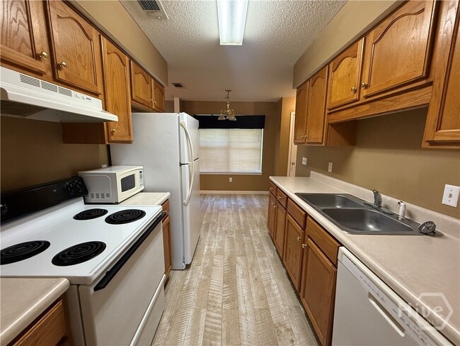 Building Photo - 211 Woodbury Ln
