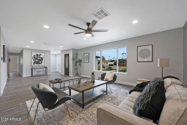 Building Photo - 8444 E Bonita Dr