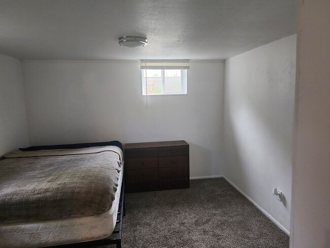 Building Photo - Charming basement apartment