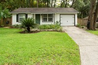 Building Photo - Cozy 2/2 nestled  in the Kanapaha Botanica...